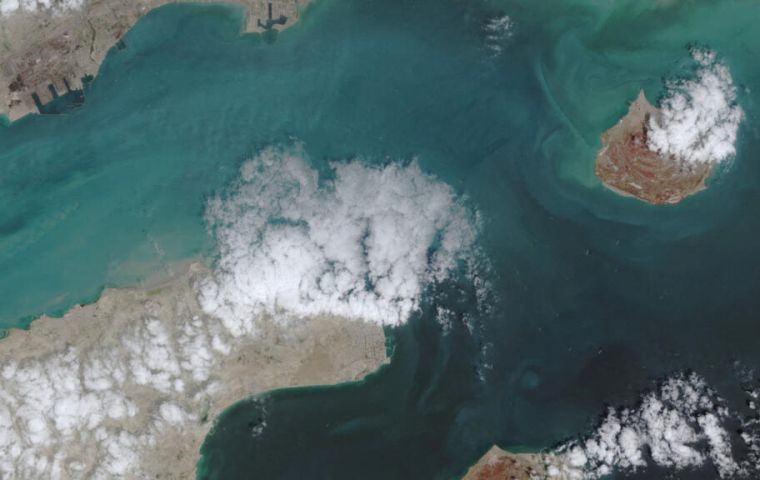 El giro se produjo cuando sitios de rastreo mar&iacute;timo mostraban a varios buques intentando aprovechar la ventana de apertura