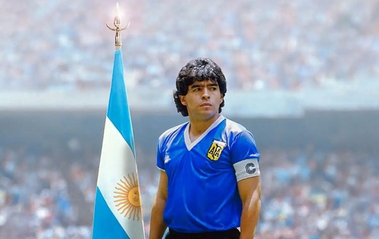 Maradona falleci&oacute; el 25 de noviembre de 2020, a los 60 a&ntilde;os, en una casa de un barrio privado de Tigre, donde cumpl&iacute;a internaci&oacute;n domiciliaria tras una cirug&iacute;a craneal por un hematoma subdural