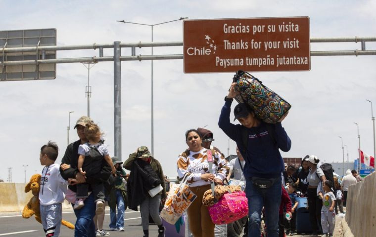 De los m&aacute;s de 336.000 migrantes en situaci&oacute;n irregular en Chile, el 75% son venezolanos