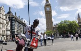 Un menor crecimiento econ&oacute;mico deprimir&iacute;a los ingresos tributarios, lo que obligar&iacute;a a los sucesivos gobiernos a tomar decisiones m&aacute;s dif&iacute;ciles, como elevar la edad de jubilaci&oacute;n