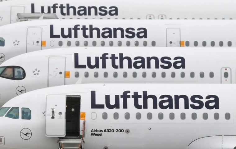 Lufthansa cifr&oacute; el ahorro previsto en unas 40.000 toneladas m&eacute;tricas de combustible. Los recortes afectan principalmente a los vuelos de Frankfurt y M&uacute;nich