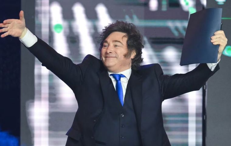 Estamos haciendo todo lo humanamente posible para que las Falklands/Malvinas vuelvan a manos de Argentina. La soberan&iacute;a no se negocia, pero hay que hacerlo de manera criteriosa, declar&oacute; Milei