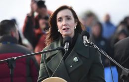 La declaraci&oacute;n de Villarruel contrasta con el refer&eacute;ndum de 2013, en el que los isle&ntilde;os votaron por una mayor&iacute;a del 99,8% a favor de seguir siendo brit&aacute;nicos