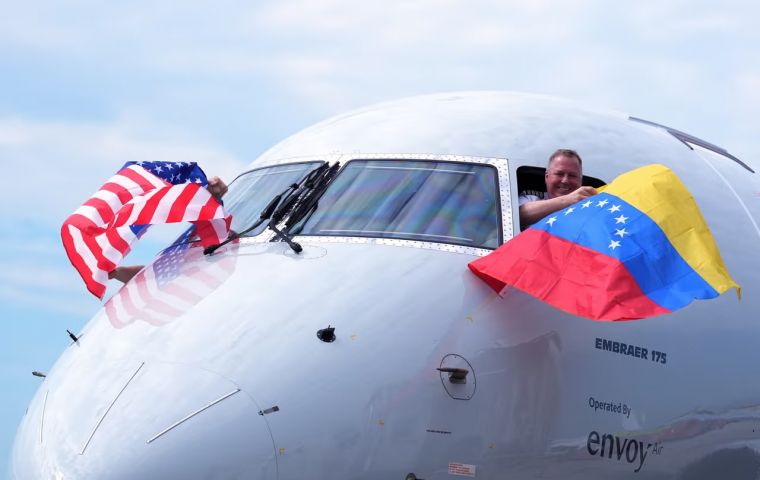 El primer vuelo de American Airlines despeg&oacute; del aeropuerto de Maiquet&iacute;a con destino a Miami, completando el recorrido en algo m&aacute;s de tres horas