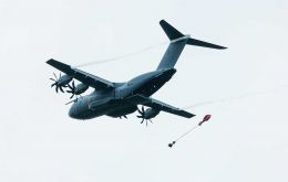 El lanzamiento de cargas livianas del transport Airbus 400M (Foto BFSAI)