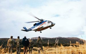 El helicoptero que recorre asentamientos en zonas rurales de las Islas