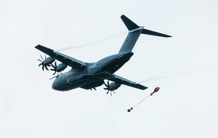 El lanzamiento de cargas livianas del transport Airbus 400M