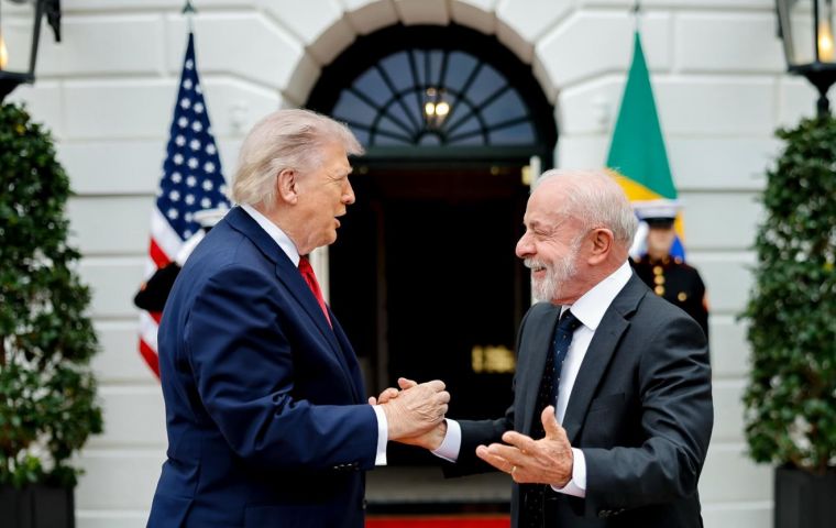 Hemos abordado muchos asuntos, incluido el comercio, espec&iacute;ficamente, los aranceles, escribi&oacute; Trump al t&eacute;rmino del encuentro