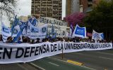 Los gremios docentes denuncian adem&aacute;s la ausencia de negociaciones paritarias desde octubre de 2024. La movilizaci&oacute;n de este martes ser&aacute; la cuarta gran protesta universitaria de la gesti&oacute;n Milei