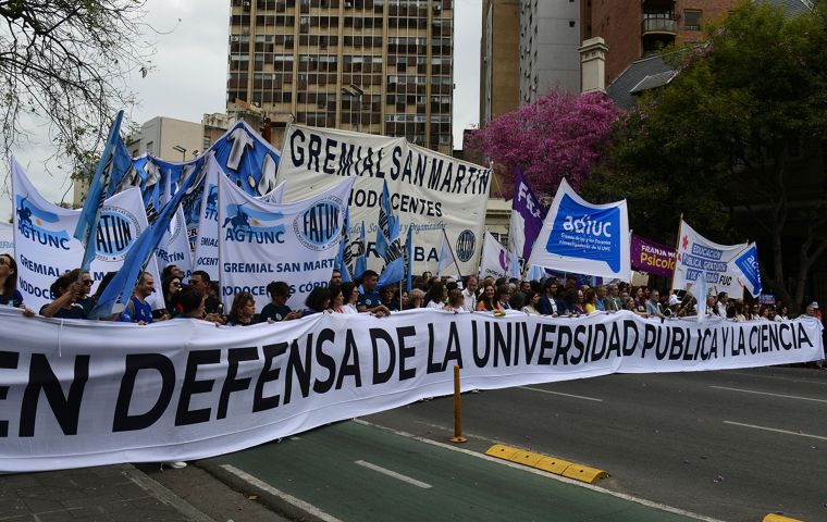 Los gremios docentes denuncian adem&aacute;s la ausencia de negociaciones paritarias desde octubre de 2024. La movilizaci&oacute;n de este martes ser&aacute; la cuarta gran protesta universitaria de la gesti&oacute;n Milei