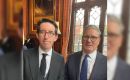 El representante de las Islas ante el Reino Unido y Europa, Richard Hyslop, junto al primer ministro del Reino Unido, Sir Keir Starmer tras la apertura solemne del Parlamento