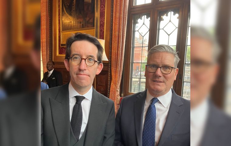 El representante de las Islas ante el Reino Unido y Europa, Richard Hyslop, junto al primer ministro del Reino Unido, Sir Keir Starmer tras la apertura solemne del Parlamento