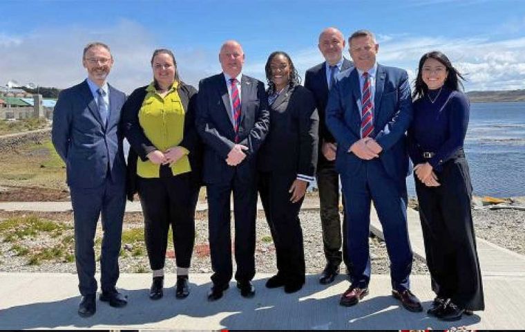 Una misi&oacute;n de observadores de la Asociaci&oacute;n Parlamentaria, CPA, hizo un seguimiento del proceso electoral en Falklands, pre y pos la Elecci&oacute;n General de fines del 2025