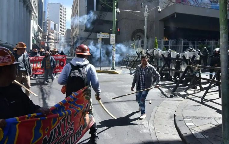 La marcha, denominada por sus convocantes como evista y cocalera, est&aacute; integrada por sectores campesinos, ind&iacute;genas y obreros