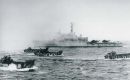 Fuerzas brit&aacute;nicas desembarcando pertrechos desde barcazas en San Carlos 