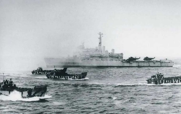 Fuerzas brit&aacute;nicas desembarcando pertrechos desde barcazas en San Carlos 