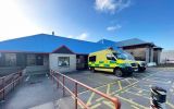El hospital KEMH, principal nosocomio de las Falklands, pero muchos casos de pacientes tambi&eacute;n deben derivarse al exterior  