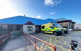 El hospital KEMH, principal nosocomio de las Falklands, pero muchos casos de pacientes tambi&eacute;n deben derivarse al exterior  