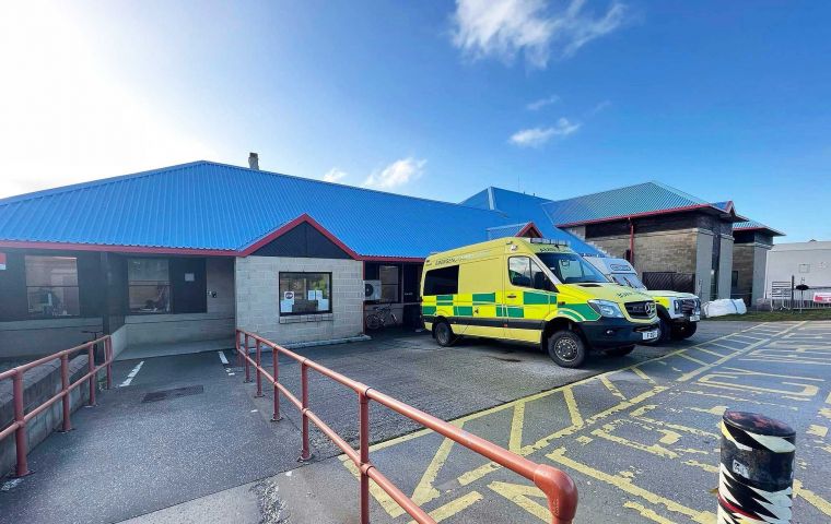 El hospital KEMH, principal nosocomio de las Falklands, pero muchos casos de pacientes tambi&eacute;n deben derivarse al exterior  