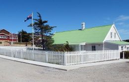 La cl&aacute;sica Gilbert House, por a&ntilde;os sede del Legislativo de las Falklands