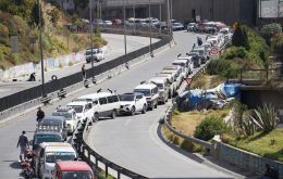 Las filas por combustibles no cesan. Foto: Francisco RIVEROS / @APGNoticiasBo