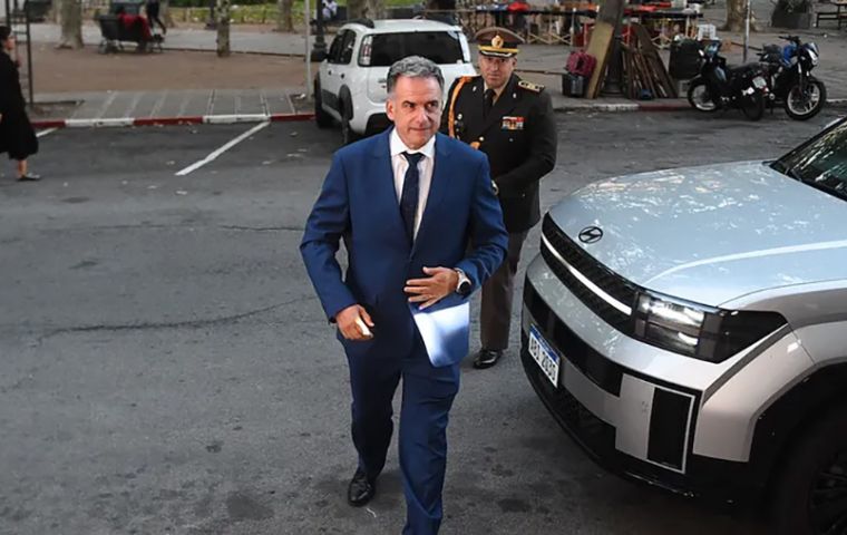 Presidencia dice que el Renault Stepway fue una donaci&oacute;n personal de CarOne a Orsi, rifado para el Frente Amplio; al no haber ganador, el auto qued&oacute; con &eacute;l.