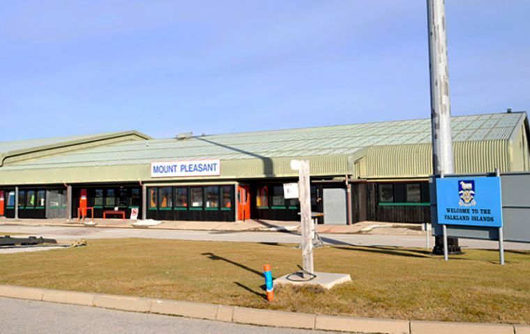 Una vista del aeropuerto internacional de Mount Pleasant en Falklands