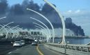 Una columna de humo negro se elev&oacute; sobre el puerto, a la vista de los asistentes al foro, mientras el aeropuerto de P&uacute;lkovo suspend&iacute;a o desviaba una treintena de vuelos.