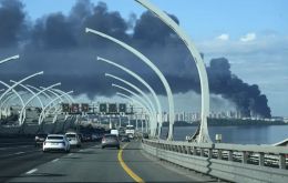 Una columna de humo negro se elevó sobre el puerto, a la vista de los asistentes al foro, mientras el aeropuerto de Púlkovo suspendía o desviaba una treintena de vuelos.