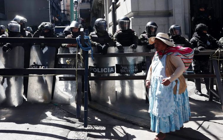 El conflicto, que ya cumple cerca de un mes, deja al menos nueve fallecidos, seis de ellos personas que no pudieron recibir atenci&oacute;n m&eacute;dica oportuna a causa de los cortes