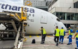 Lufthansa indic&oacute; que el tren delantero se repleg&oacute; inesperadamente mientras la aeronave estaba detenida en la puerta A15