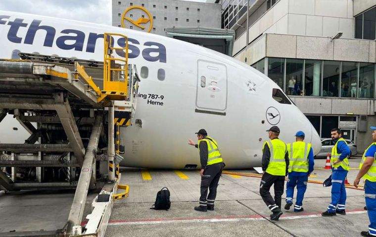 Lufthansa indic&oacute; que el tren delantero se repleg&oacute; inesperadamente mientras la aeronave estaba detenida en la puerta A15