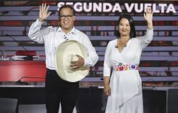 Fujimori sostuvo que el pa&iacute;s qued&oacute; atrapado en sus heridas y plante&oacute; la necesidad de tender puentes hacia el di&aacute;logo. S&aacute;nchez la acus&oacute; de encarnar el desorden que dice combatir