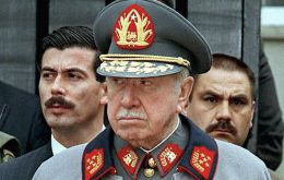 La propuesta busca restar peso al Museo de la Memoria y los DD.HH., que desde hace 16 a&ntilde;os relata el golpe de Estado de 1973 y la dictadura de Pinochet a trav&eacute;s de la experiencia de las v&iacute;ctimas