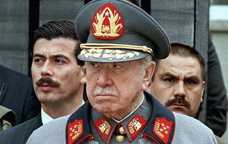 La propuesta busca restar peso al Museo de la Memoria y los DD.HH., que desde hace 16 a&ntilde;os relata el golpe de Estado de 1973 y la dictadura de Pinochet a trav&eacute;s de la experiencia de las v&iacute;ctimas