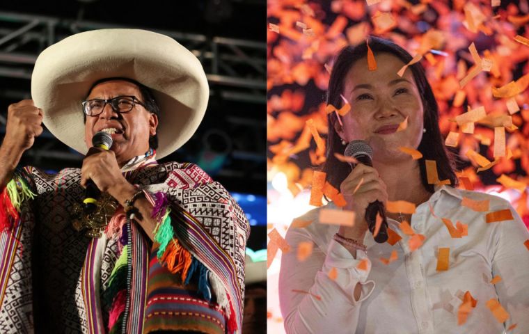 El resultado fue cambiando a lo largo de la noche. Los sondeos a boca de urna difundidos al cierre de las urnas hab&iacute;an situado primero a Fujimori, pero el conteo r&aacute;pido invirti&oacute; la tendencia