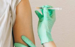 En los &uacute;ltimos meses se registraron casi 4.000 casos de personas con s&iacute;ntomas parecidos a los del dengue tras la inmunizaci&oacute;n, algo que entraba dentro de lo previsto
