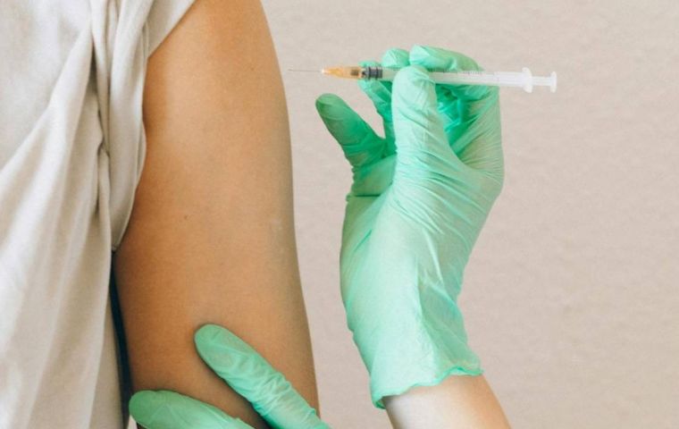 En los &uacute;ltimos meses se registraron casi 4.000 casos de personas con s&iacute;ntomas parecidos a los del dengue tras la inmunizaci&oacute;n, algo que entraba dentro de lo previsto