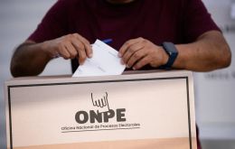 La misión constató, no obstante, retrasos de hasta una hora en la apertura de mesas en Lima, debidos principalmente a la ausencia de sus miembros