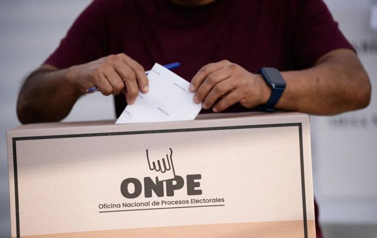 La misi&oacute;n constat&oacute;, no obstante, retrasos de hasta una hora en la apertura de mesas en Lima, debidos principalmente a la ausencia de sus miembros