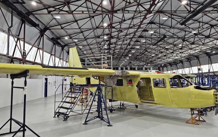 El avi&oacute;n, contratado por FIGAS, ser&aacute; el primero entregado desde la nueva l&iacute;nea de Bembridge. Un segundo fuselaje se acerca ya al 25% de avance.