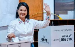 Fujimori reapareció en la puerta de su casa para pedir a Sánchez que cumpla su compromiso de respetar el resultado final