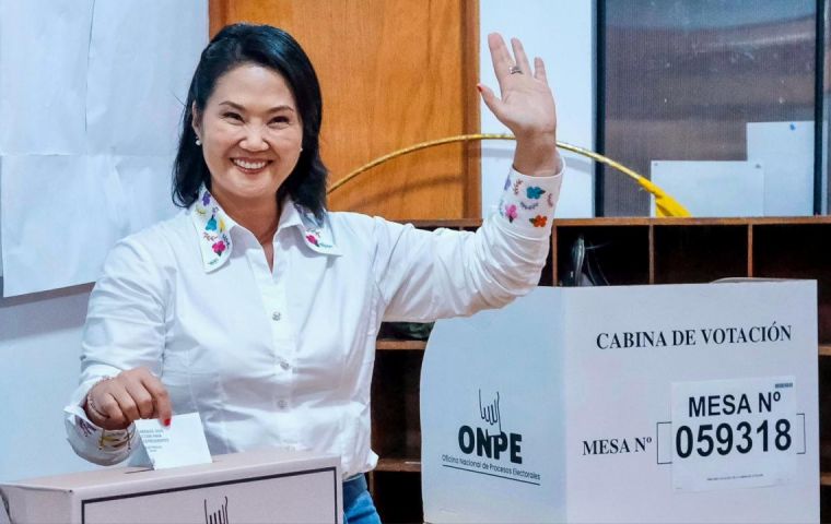Fujimori reapareci&oacute; en la puerta de su casa para pedir a S&aacute;nchez que cumpla su compromiso de respetar el resultado final
