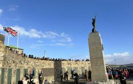 El domingo, siguiendo el protocolo ceremonial del D&iacute;a de la Liberaci&oacute;n, el FIG ofrecer&aacute; una recepci&oacute;n c&iacute;vica en el Club de la Fuerza de Defensa de las Falklands, de 11:45 a 14:00 horas.