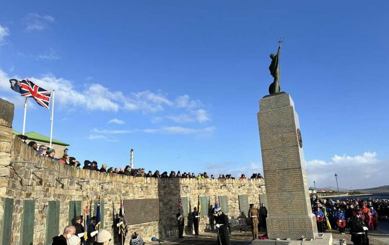 El domingo, siguiendo el protocolo ceremonial del D&iacute;a de la Liberaci&oacute;n, el FIG ofrecer&aacute; una recepci&oacute;n c&iacute;vica en el Club de la Fuerza de Defensa de las Falklands, de 11:45 a 14:00 horas.