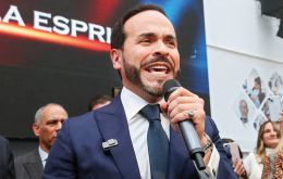 En la primera ronda, celebrada el 31 de mayo, De la Espriella obtuvo cerca de 10,3 millones de votos (43,74 %) y Cepeda unos 9,7 millones (40,9 %)