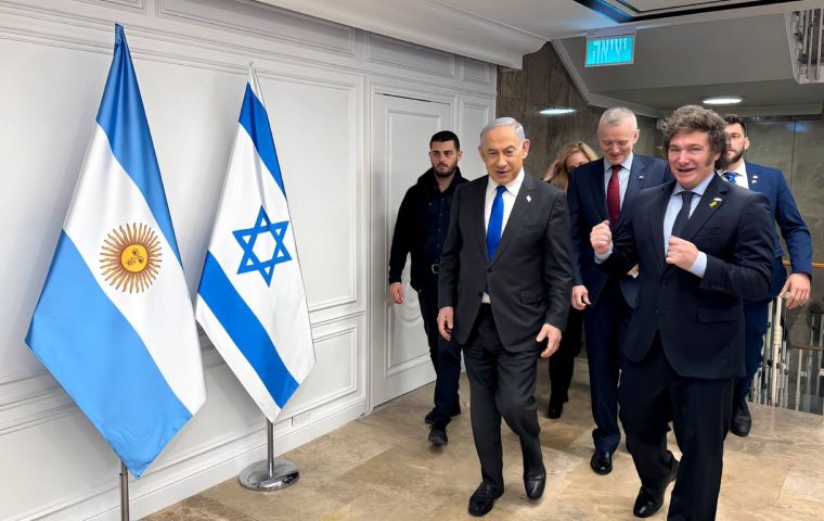 Hern&aacute;ndez afirma que Milei est&aacute; aportando USD350 mil a un proyecto que ten&iacute;a como objetivo crear un sitio de noticias gestionado desde EE.UU.; las grabaciones tambi&eacute;n mencionan a Netanyahu