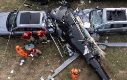 El choque ocurri&oacute; alrededor de las nueve de la ma&ntilde;ana. Uno de los helic&oacute;pteros cay&oacute; sobre la Avenida das Am&eacute;ricas y el otro impact&oacute; en un dep&oacute;sito de veh&iacute;culos el&eacute;ctricos