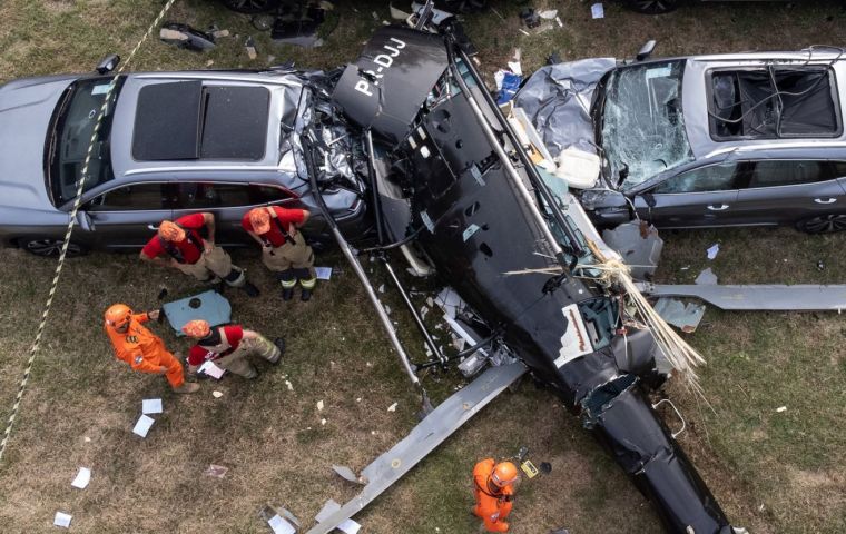 El choque ocurri&oacute; alrededor de las nueve de la ma&ntilde;ana. Uno de los helic&oacute;pteros cay&oacute; sobre la Avenida das Am&eacute;ricas y el otro impact&oacute; en un dep&oacute;sito de veh&iacute;culos el&eacute;ctricos