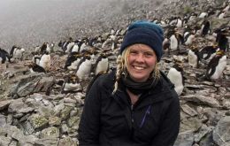 Erin Ranney del equipo profesional de filmaci&oacute;n y Lizzie Daly la presentadora estrella que se encargar&aacute; de la narraci&oacute;n del documental